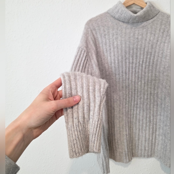 Banana Republic Gray Wool Blend Turtleneck Sweater L - Picture 4 of 7